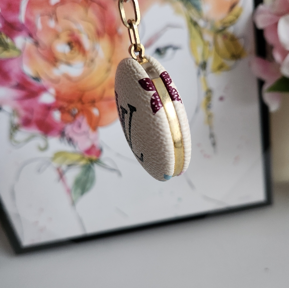 Louis Vuitton Monogram Astro Pill Led light key ring - Picture 7 of 8